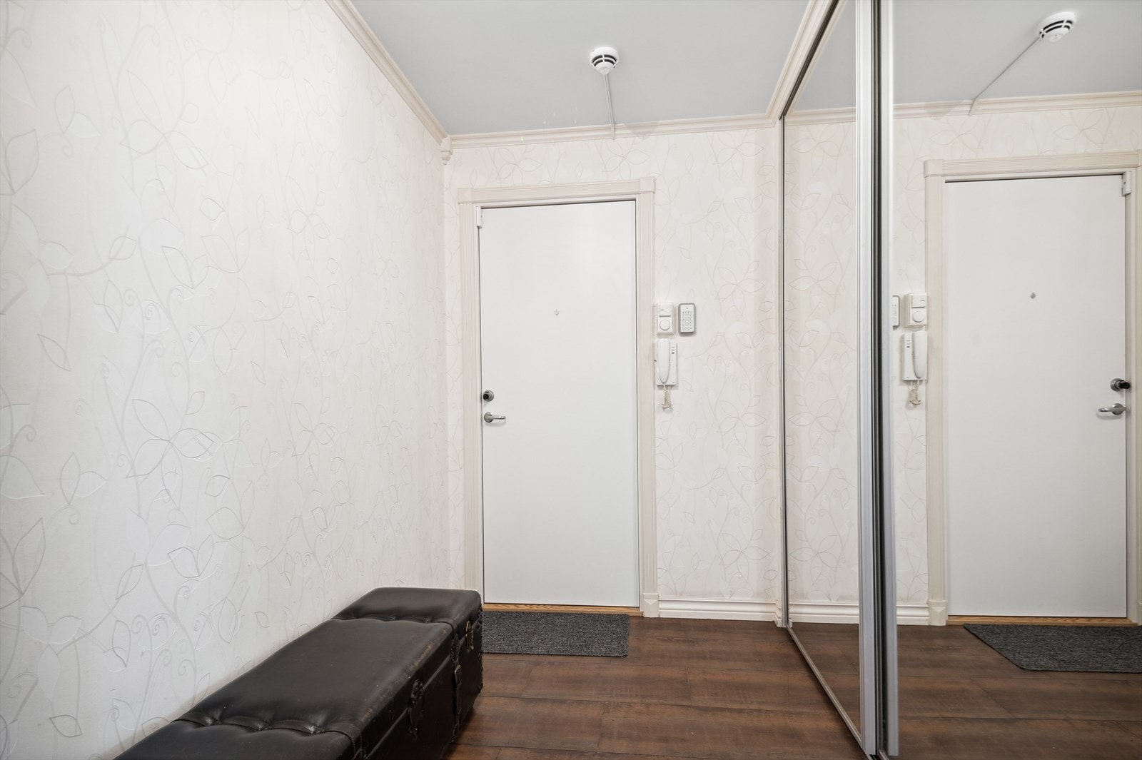 Nok av plass til å kunne henge fra seg yttertøyet. Galleribilde