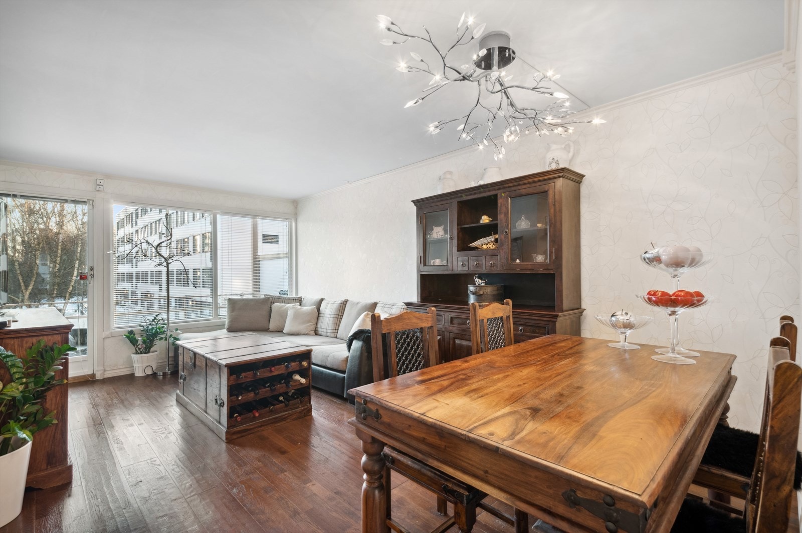 De store vindusflatene gir godt med lysinslipp. Galleribilde