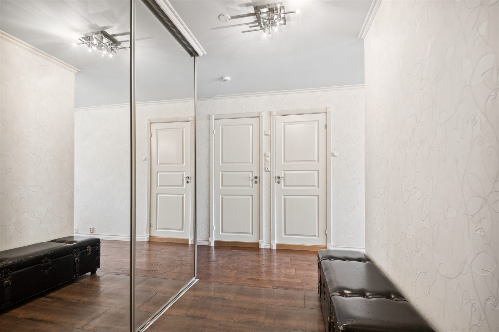 Entré med skyvedørsgarderobe med god oppbevaringsplass. Galleribilde