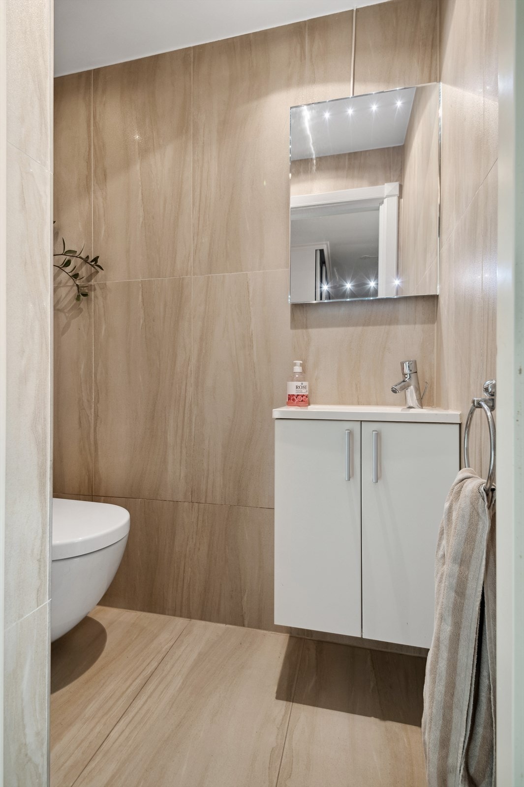 Separat WC med vegghengene toalett og nedfelt servant. Galleribilde