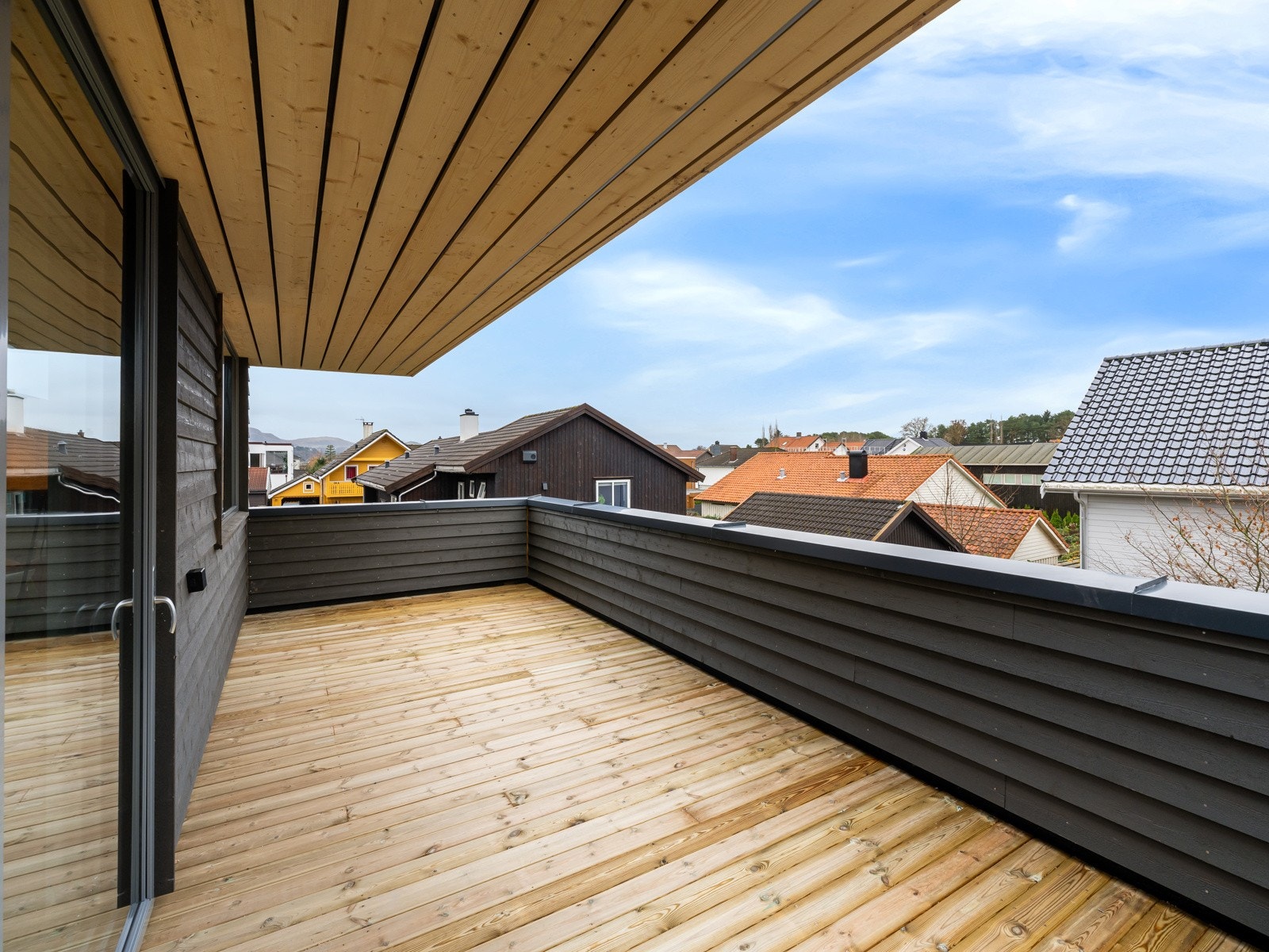 I taket på balkongen er det montert lystlist som gir et behagelig lys. Galleribilde