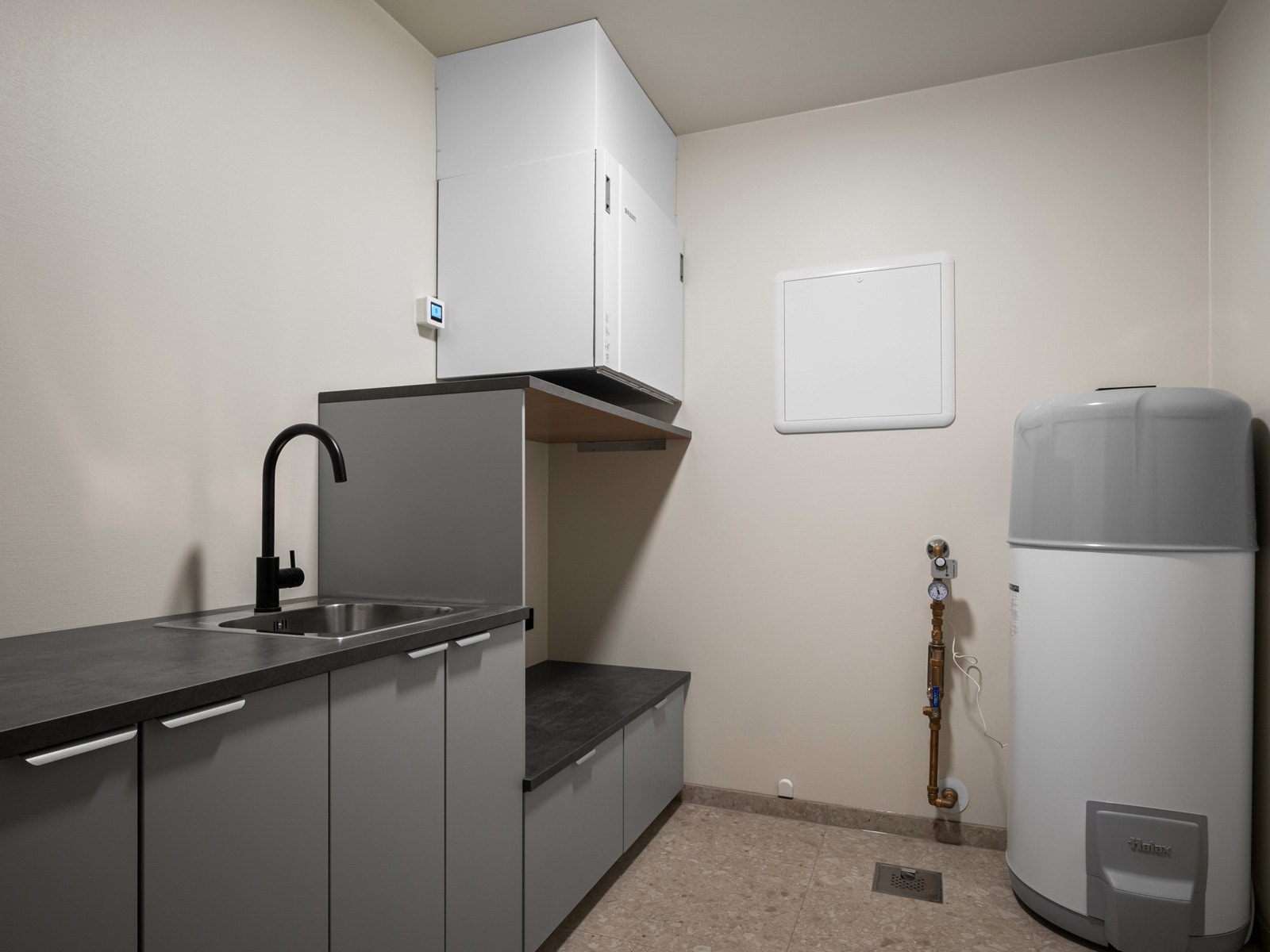 Vaskerom med 60x60 fliser og innredning Galleribilde