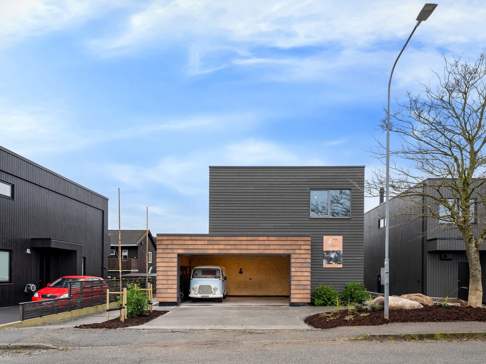 Arkitekten har valgt å gå for dobbel garasje hvor det er direkte adkomst til boligen Galleribilde