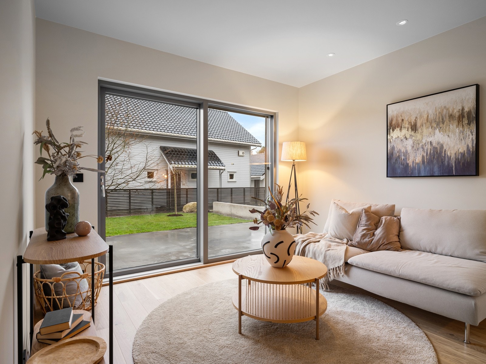 Flott TV-stue med plass til stor tv og utgang til terrassen Galleribilde