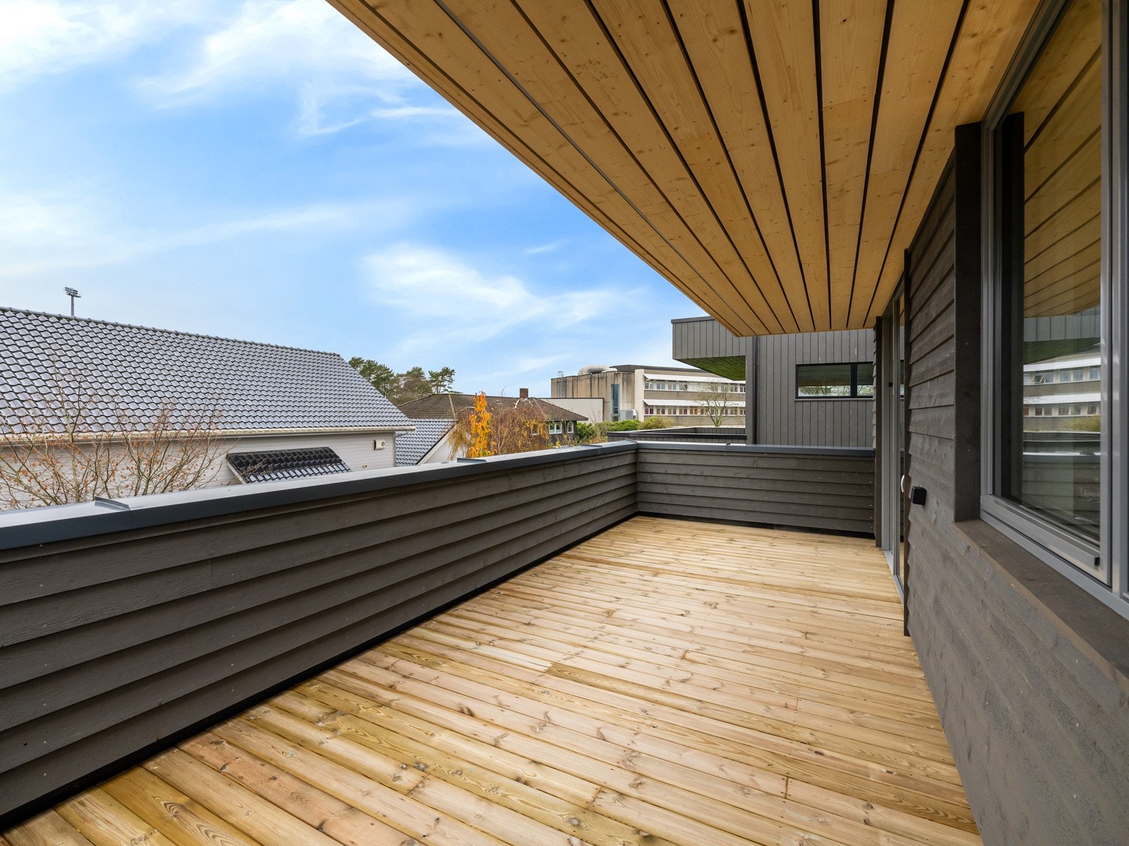 Balkongen er romslig med god plass til utemøbler. Her er det lite innsyn med tett rekkverk. Galleribilde