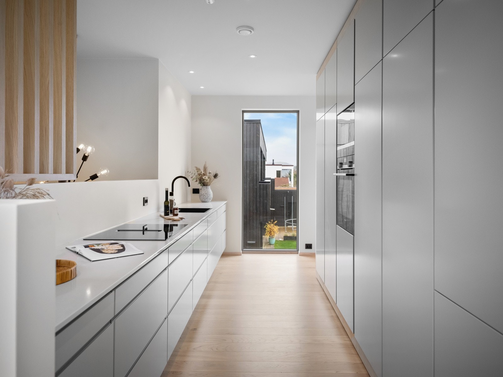 Integrerte hvitevarer som medfølger er alle fra Siemens; induksjonkoketopp med ventilator, stekeovn, oppvaskmaskin og kjøleskap Galleribilde