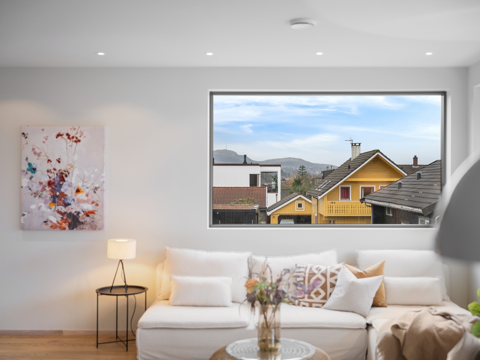 Store vindusflater gir rikelig med naturlig lys Galleribilde