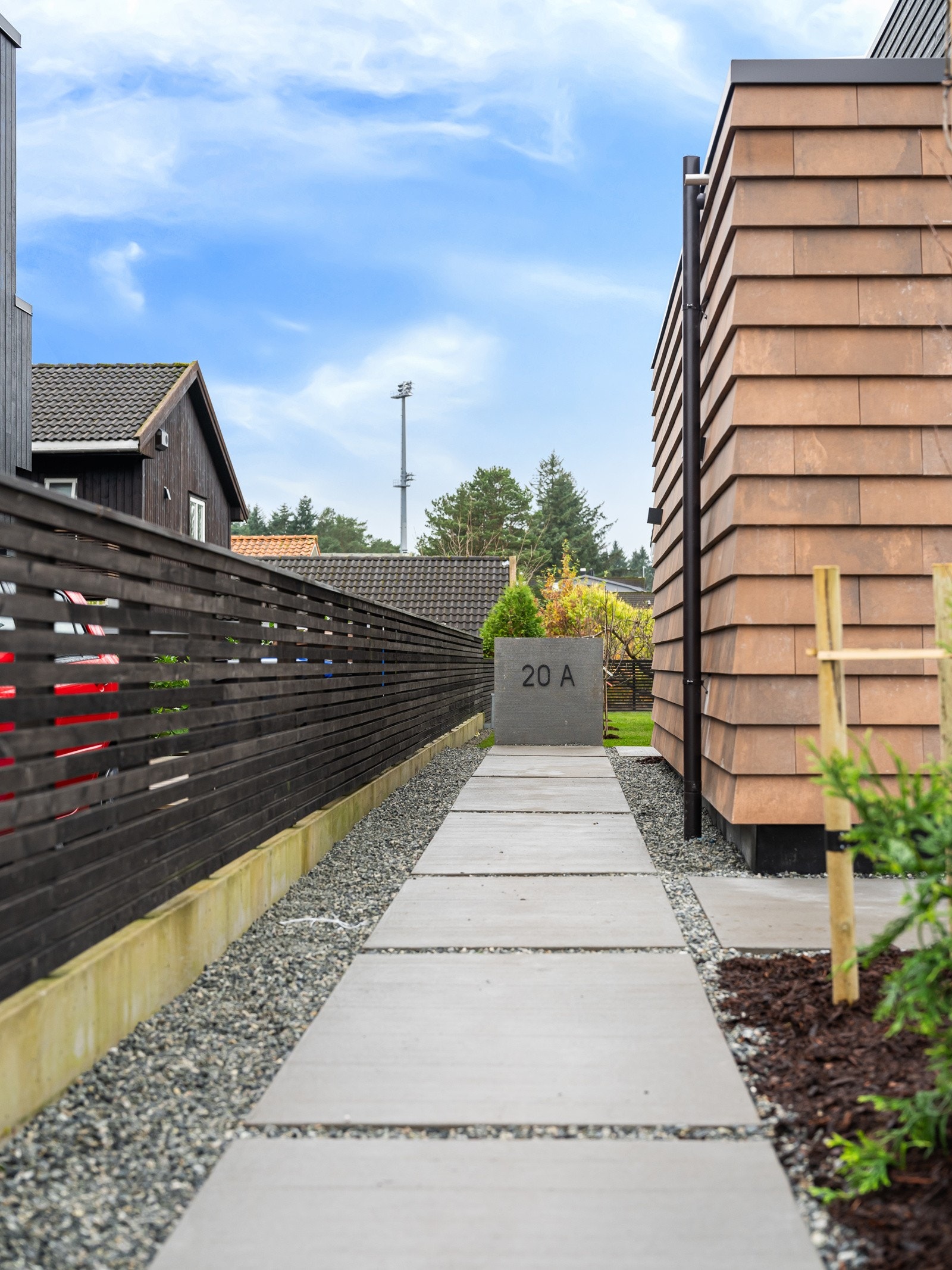 Gårdsrommet er nydelig opparbeidet med store stedstøpte betongheller, som gir et pent og vedlikeholdsfritt førsteinntrykk. Galleribilde