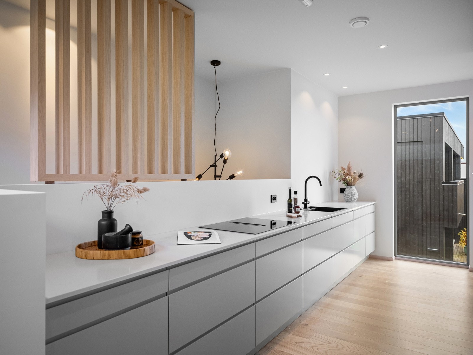 Innbydende og rålekkert kjøkken fra Bjerks Trevare kommer ferdig utstyrt. Galleribilde