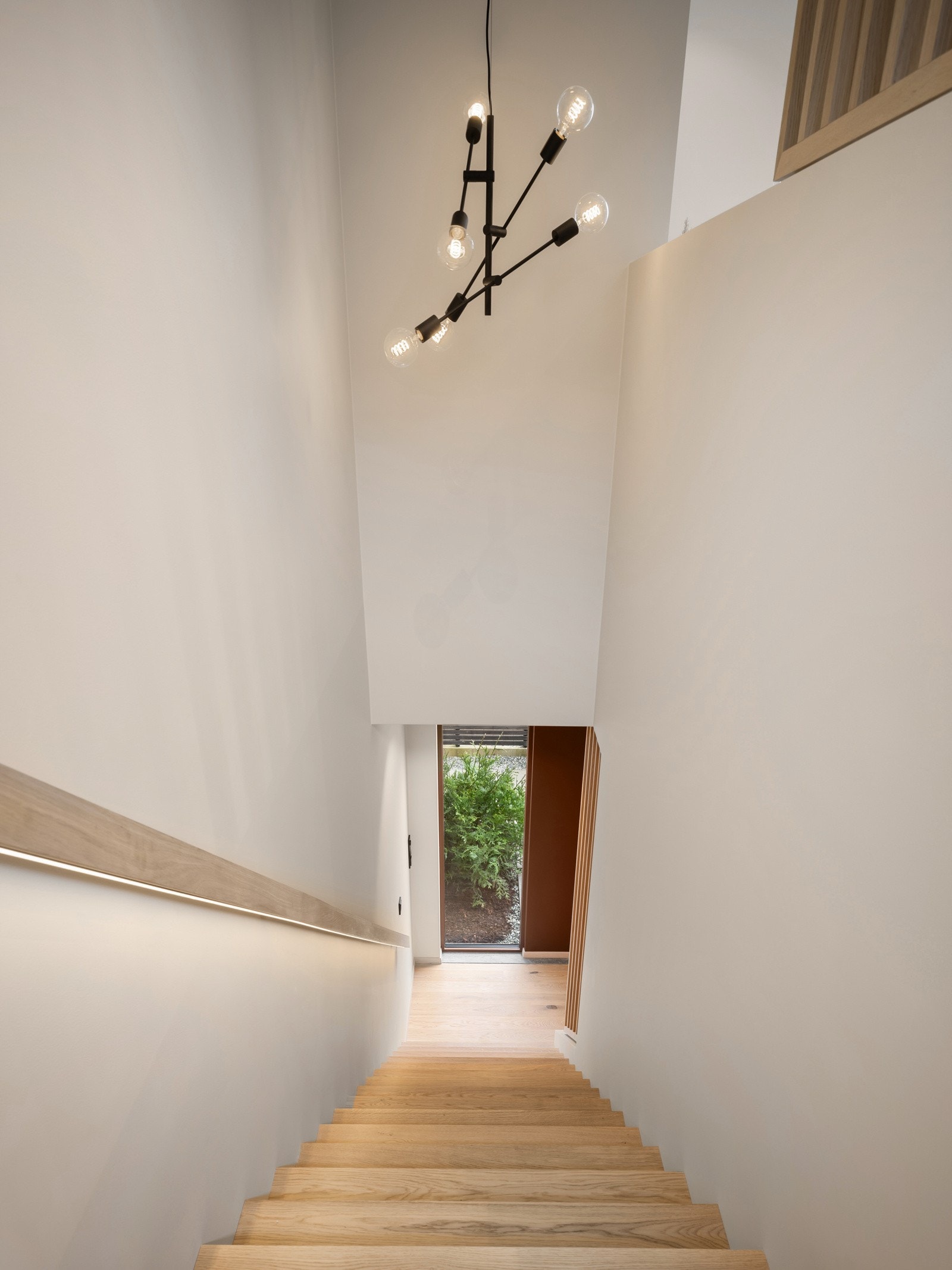 Stedbygd trapp med hellimt enstavs eikeparkett og innfelt belysning Galleribilde