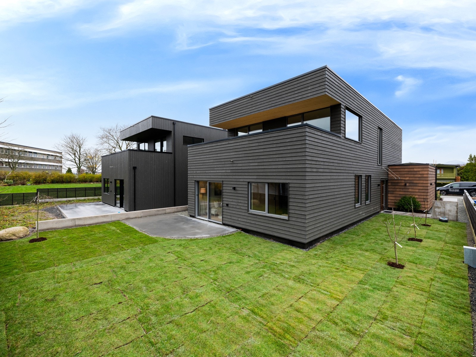 Pent opparbeidet hage med ferdigplen med rikelig med boltreplass Galleribilde