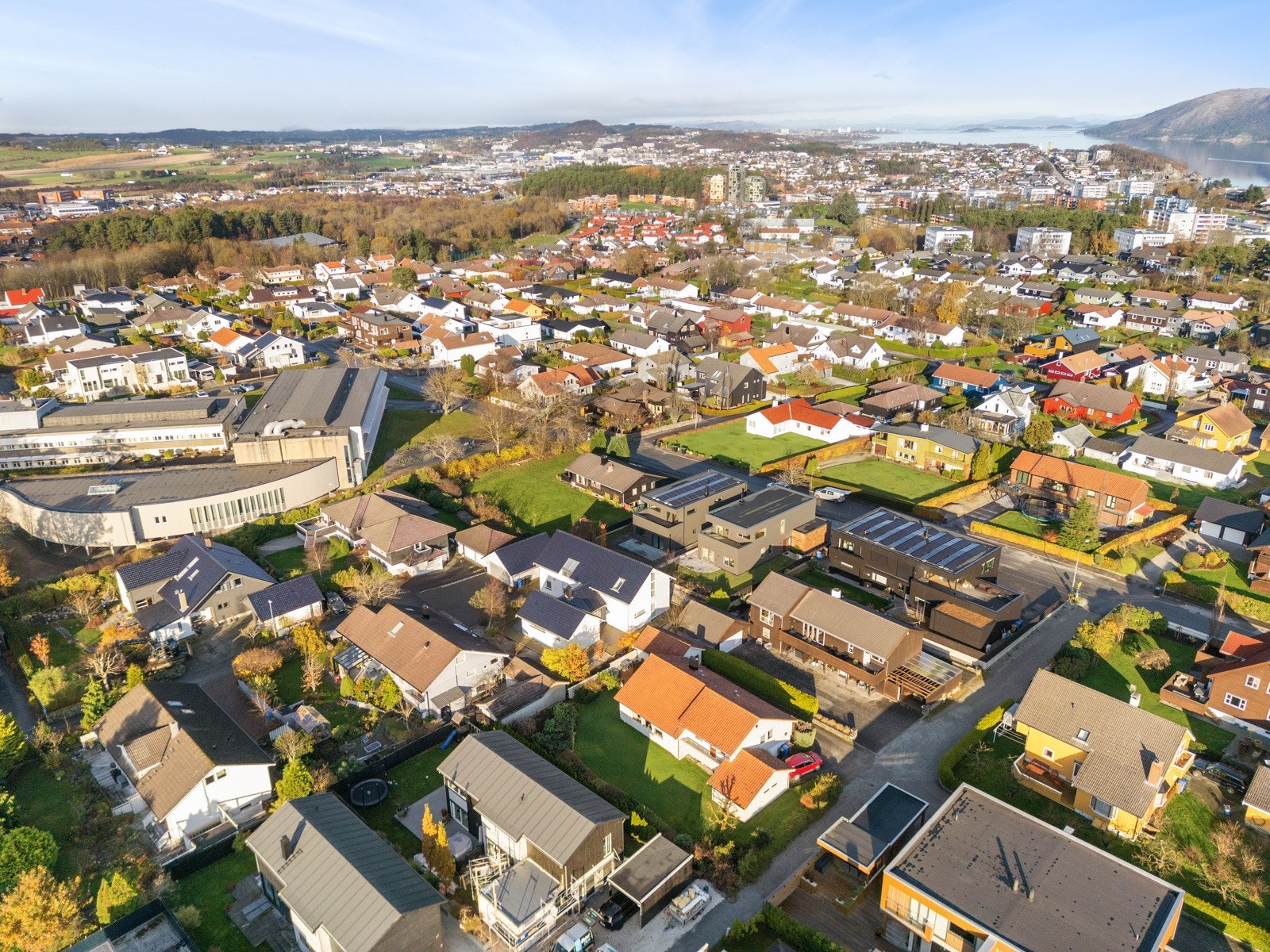 Dronebilde av nærmiljøet Galleribilde