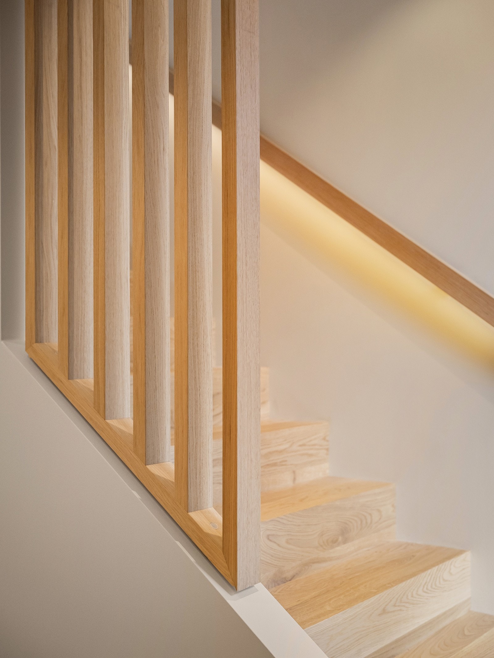 Elementer av ribbevegger i eik i topp og bunn av trapp Galleribilde