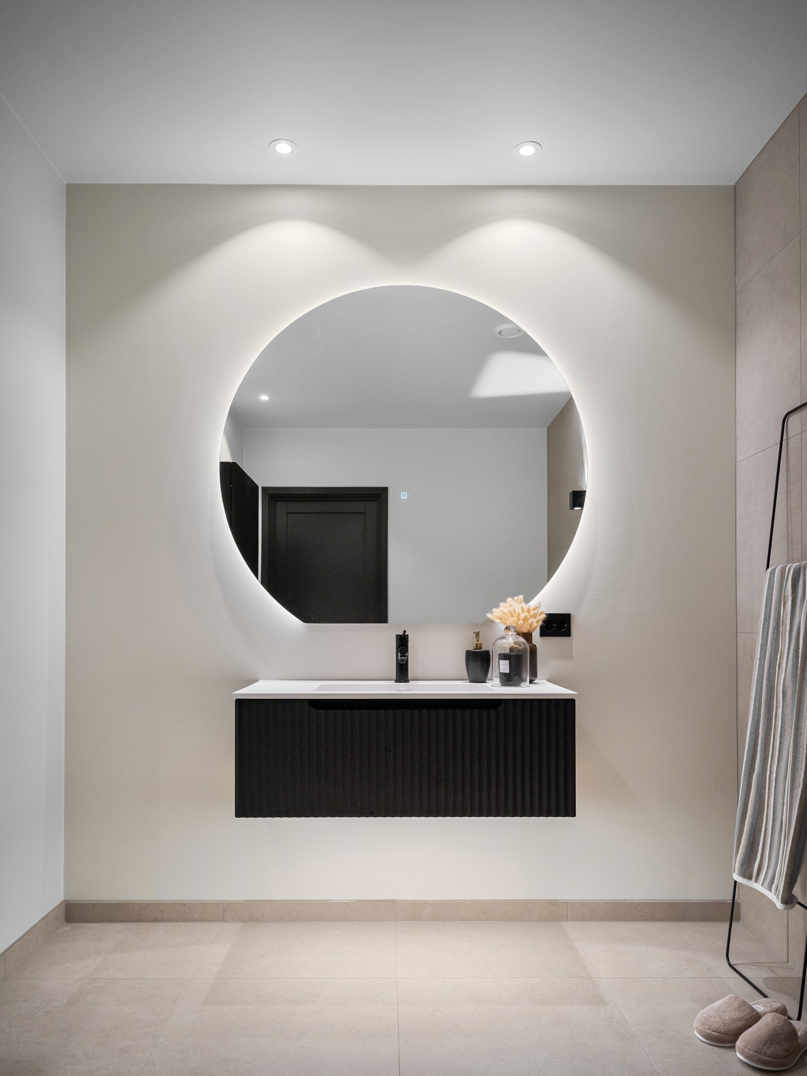 Lekkert, flislagt bad med sensorbelysning og smakfull innredning Galleribilde