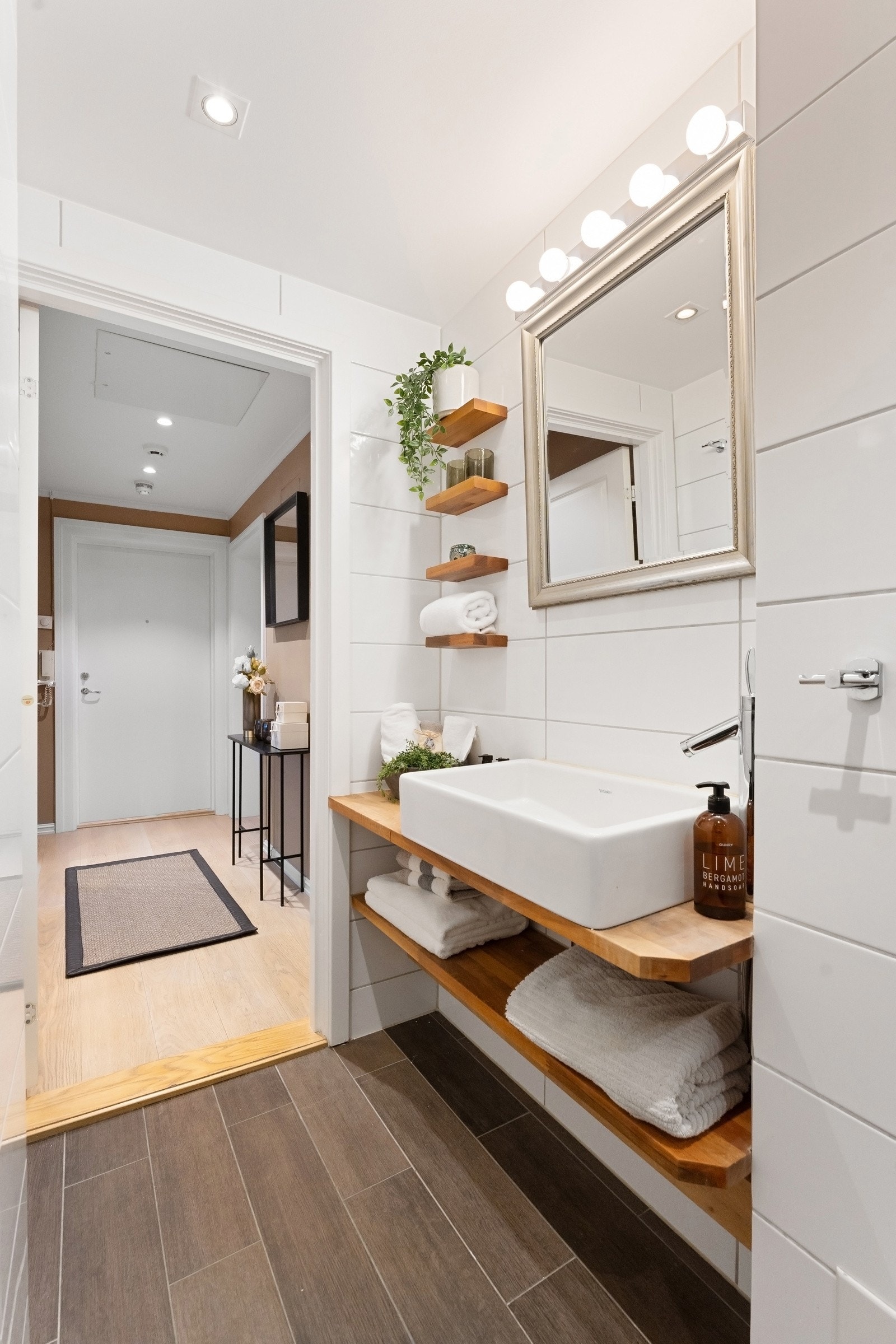 Baderommet har en praktisk adkomst fra entré/gang. Galleribilde