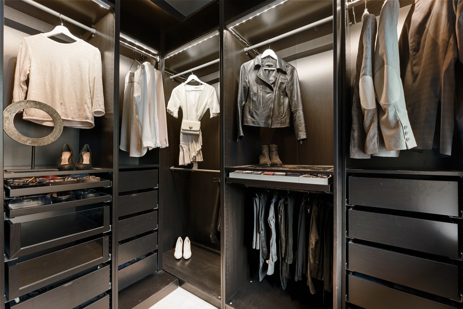 Innholdsrik garderobe. Galleribilde