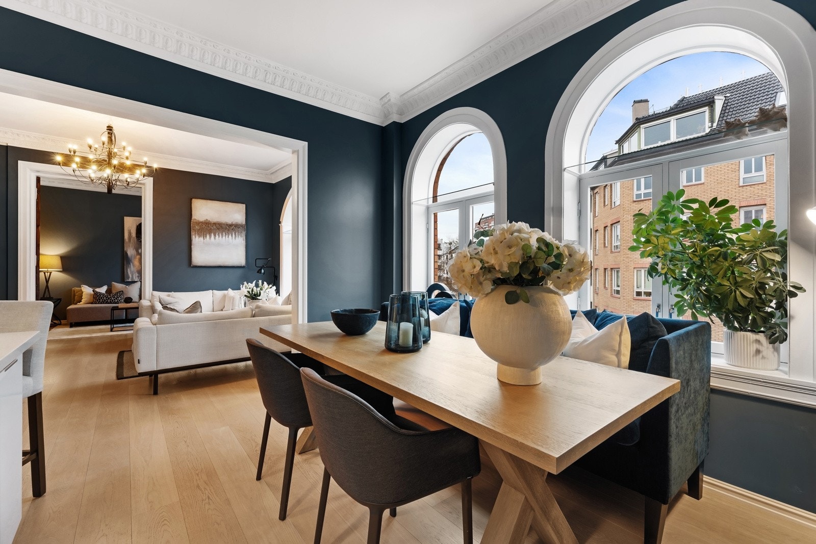 Boligen har spisekjøkken, stue og stue nr. 2/soverom nr 2 i rekke. Galleribilde