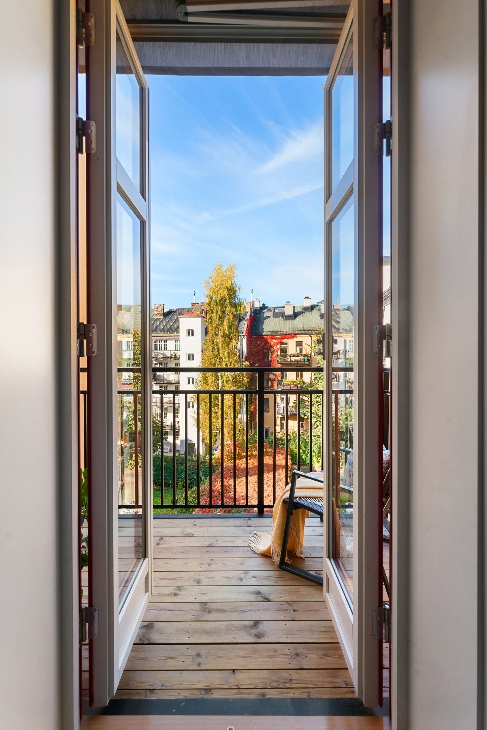 Fritt utsyn over frodig bakgård og kveldssol. Galleribilde