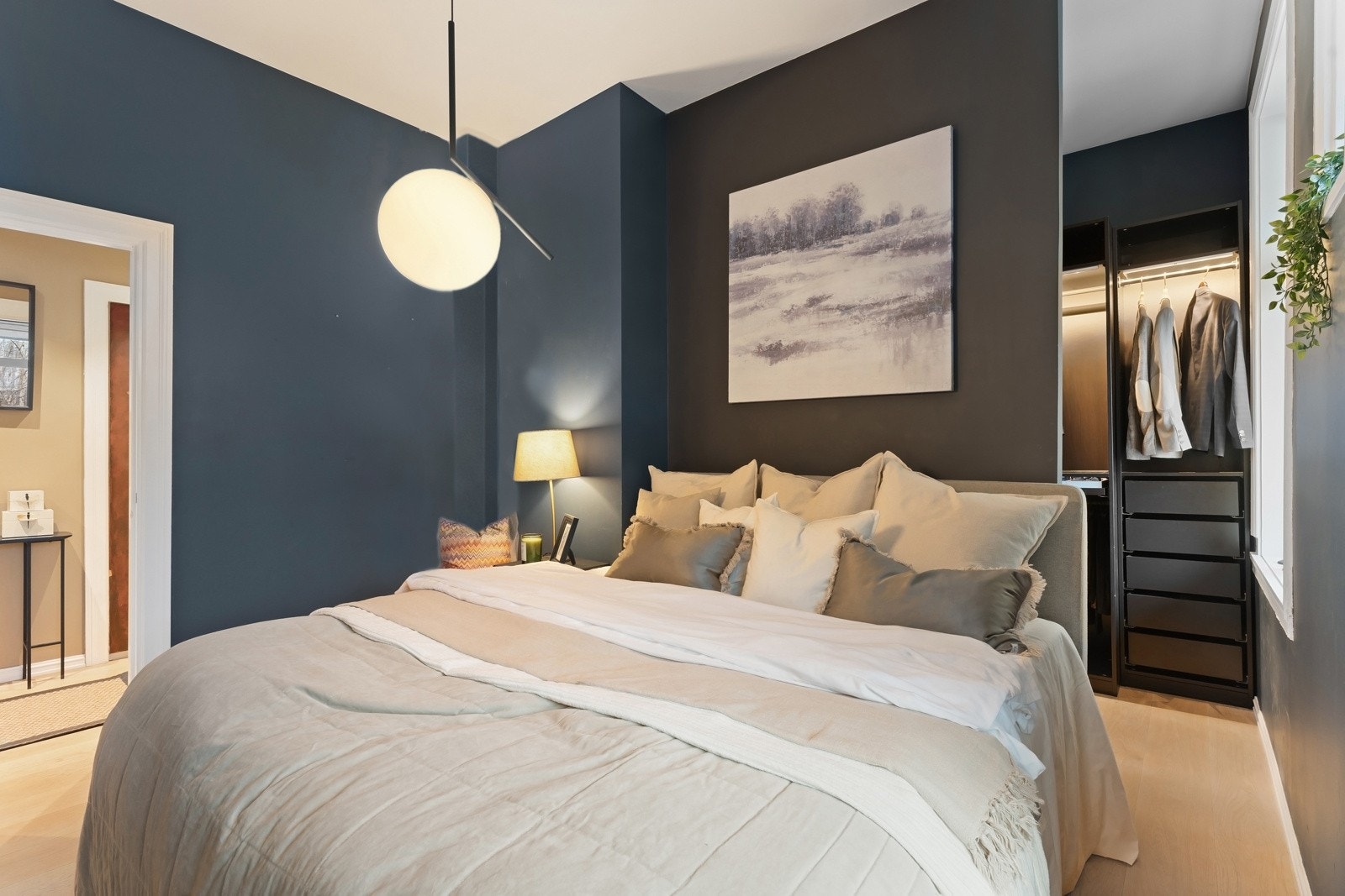 Soverommet har god plass til stor dobbeltseng og egen garderobedel. Galleribilde