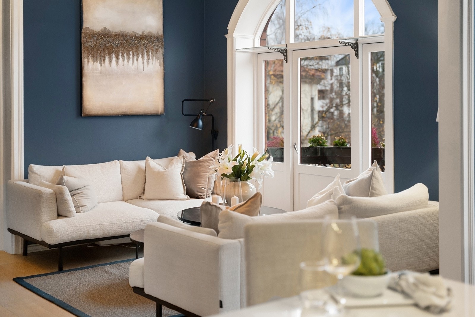 Romslig stue med utgang til den klassiske balkongen. Galleribilde