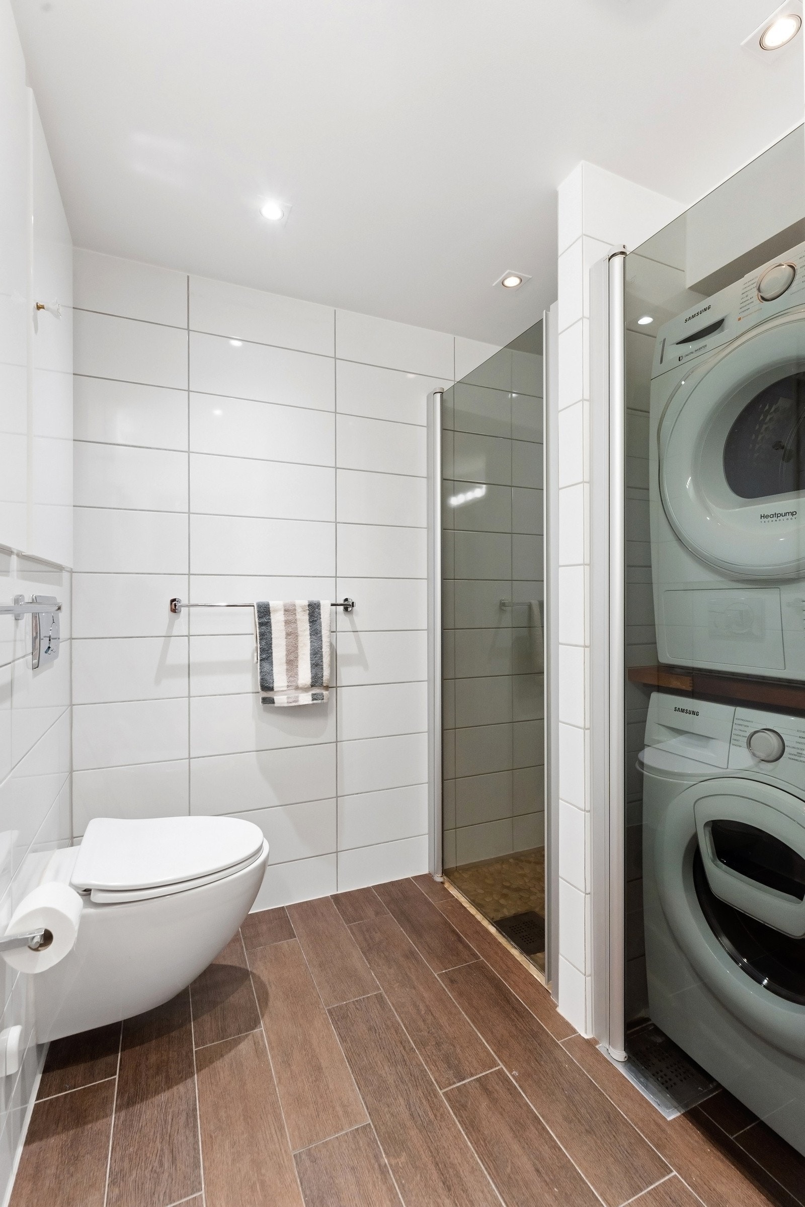 Romslig dusjnisje og dedikert plass til vaskesøyle. Galleribilde