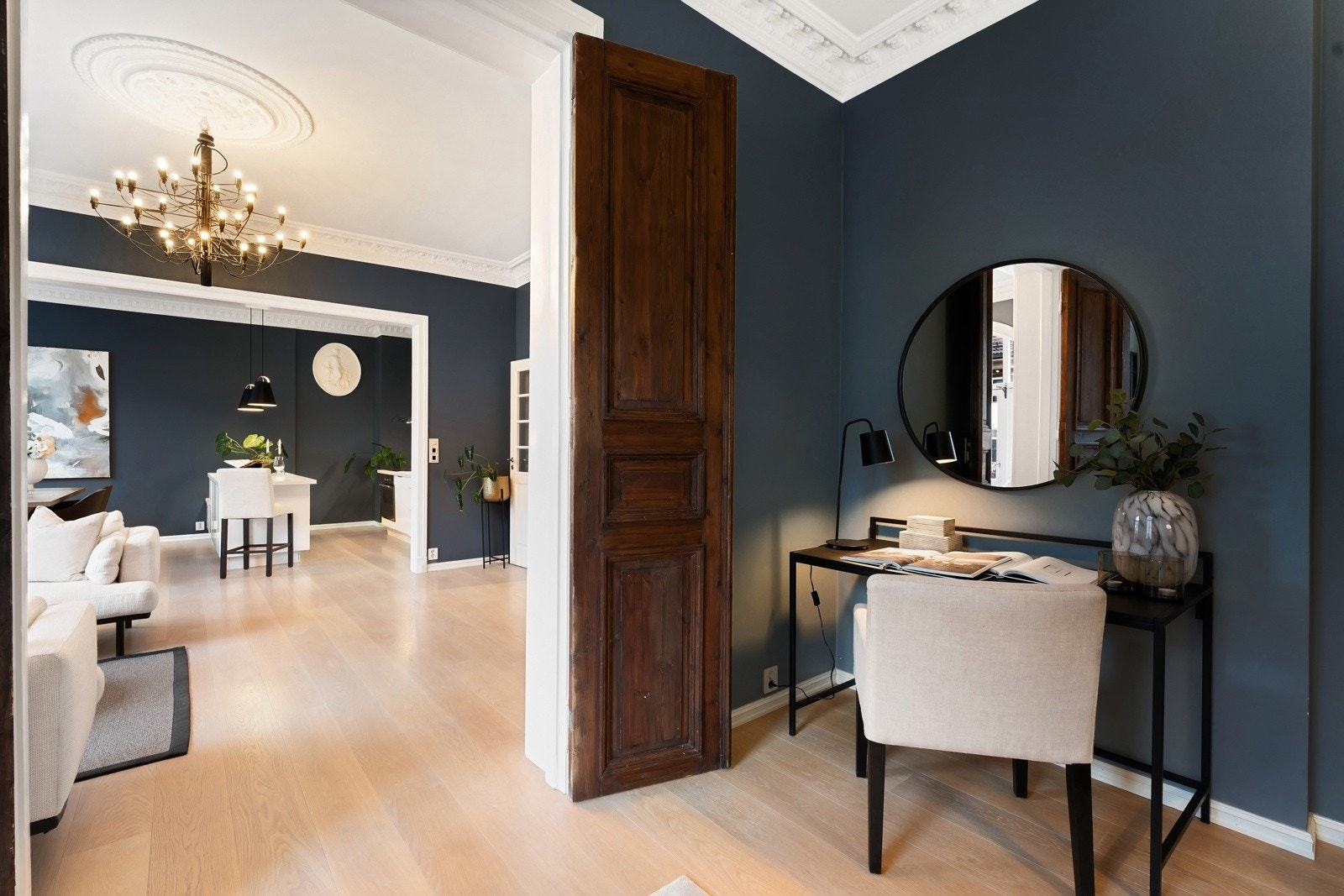 Klassiske doble fløydører skiller rommet mot stuen. Galleribilde