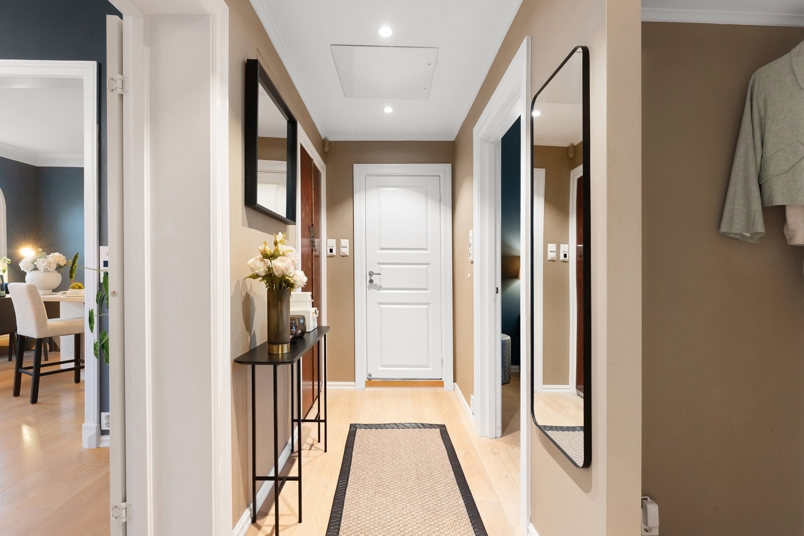 Fin entré/gang med både garderobedel og plassbygget garderobeskap. Galleribilde