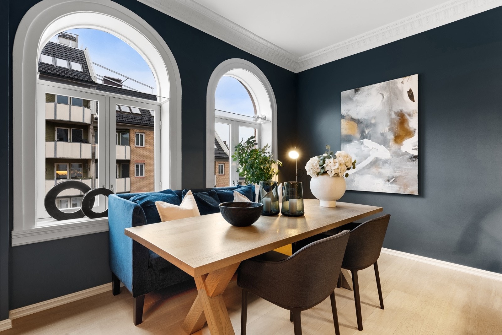 Nydelige buede vinduer i toppetasjen. Galleribilde