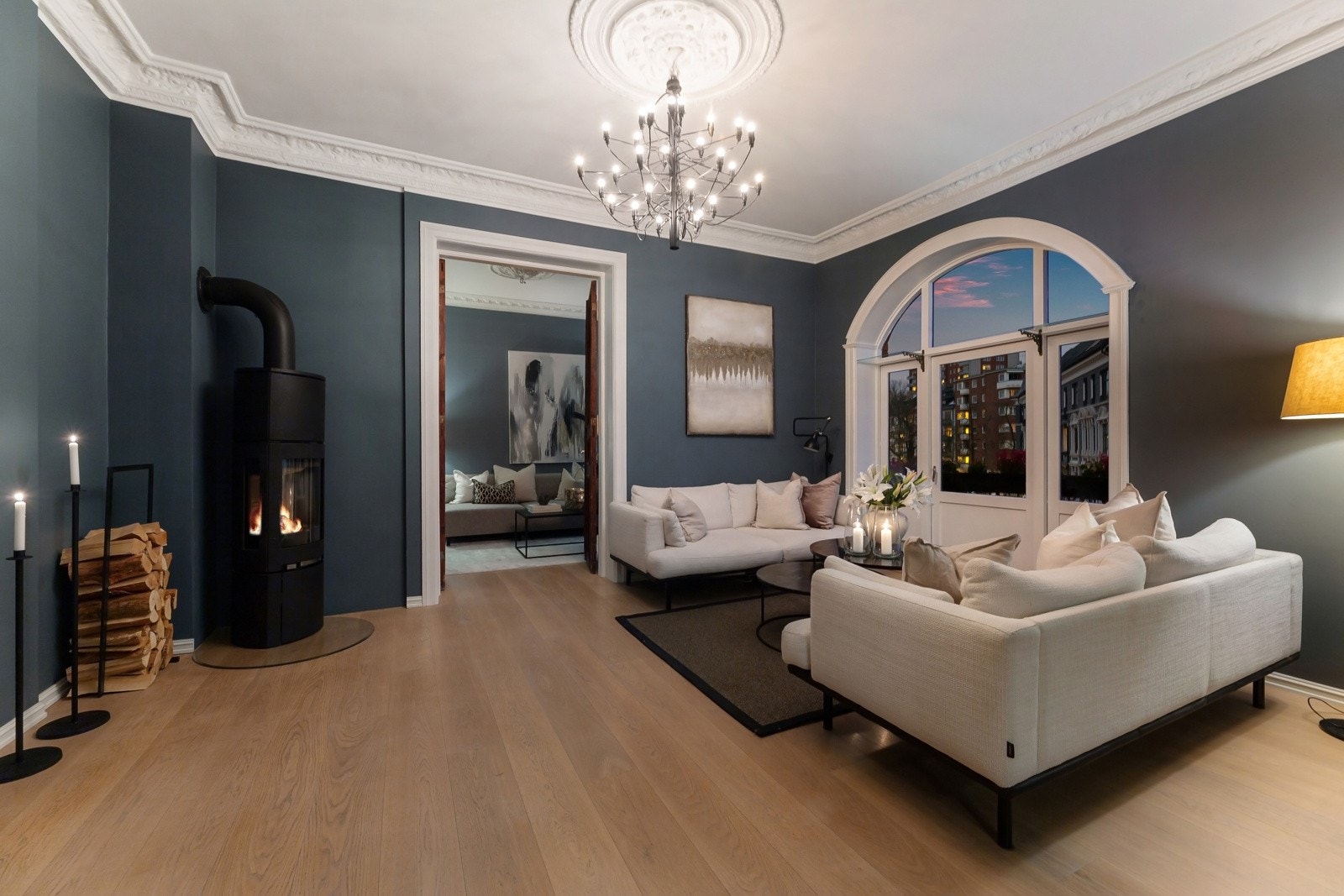 Generøs stue med utgang til balkong med morgen- og formiddagssol. Galleribilde