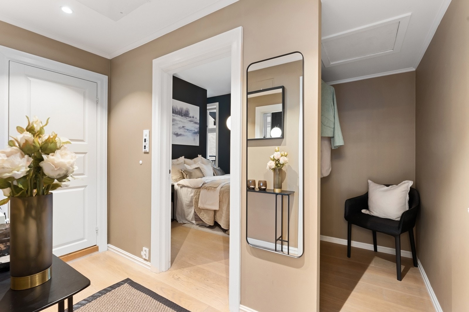 Meget god garderobekapasitet med dedikert garderobedel. Galleribilde