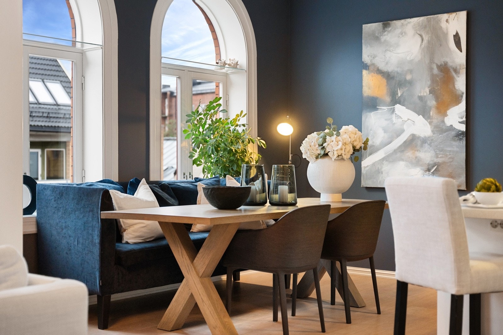 God plass til langbord på kjøkken. Galleribilde