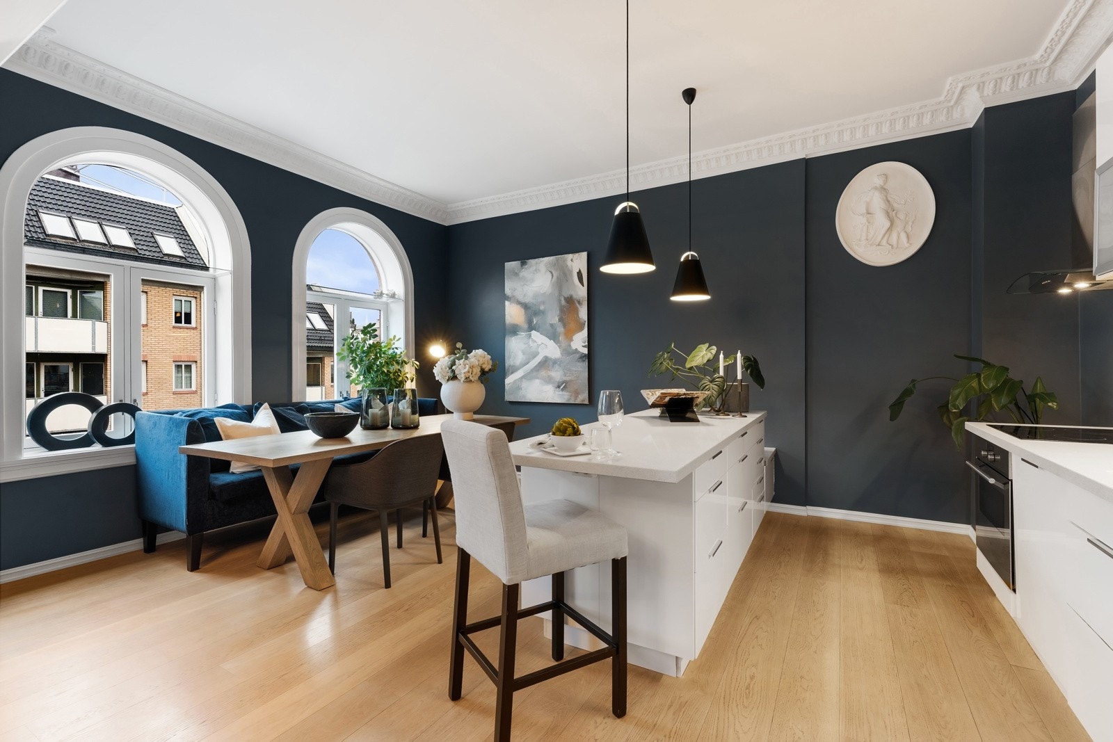 Leiligheten ble omfattende oppgradert i 2018, med bl. a. eksklusiv parkett fra Unikt gulv og gulvvarme. Galleribilde