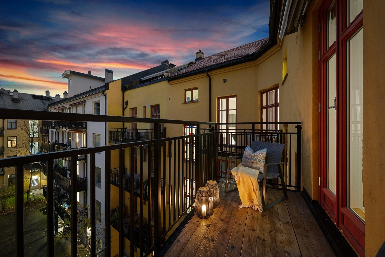 Vestvendt balkong på 8 kvm med meget gode solforhold. Galleribilde