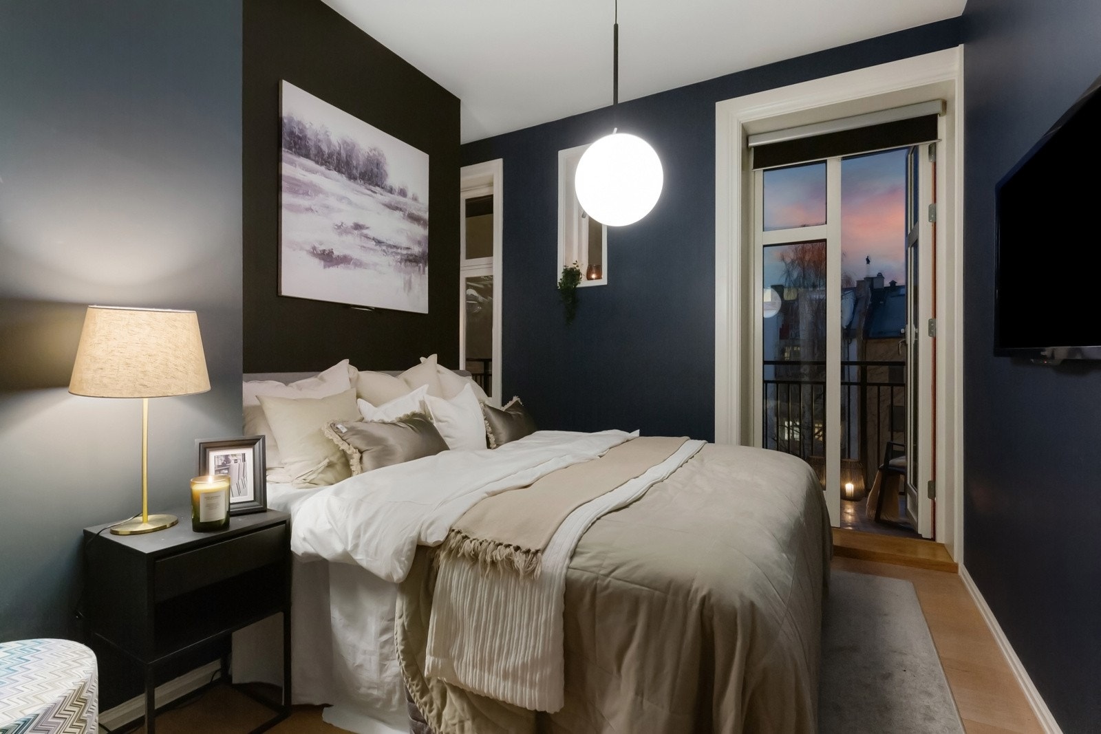 Hovedsoverommet vender inn mot skjermet bakgård. Galleribilde