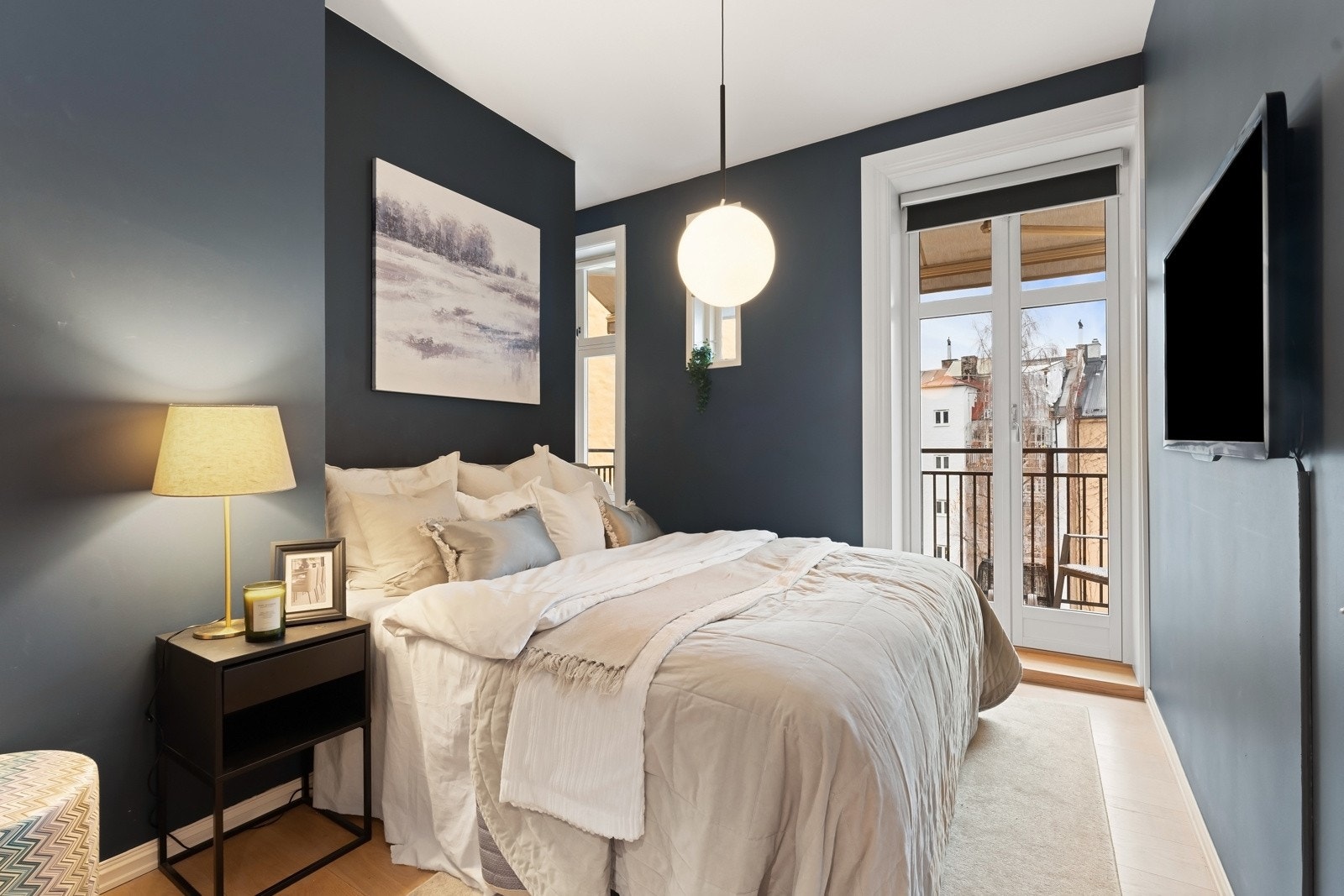 Romslig hovedsoverom mot frodig bakgård. Galleribilde