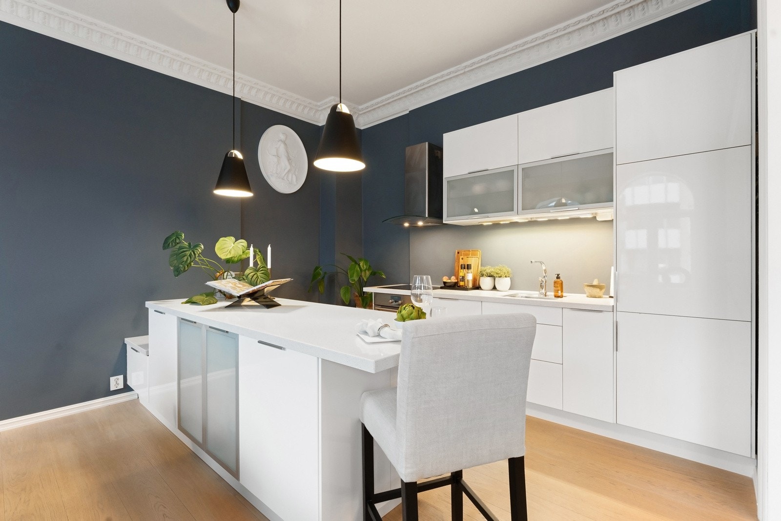 Moderne kjøkken med integrerte hvitevarer. Galleribilde