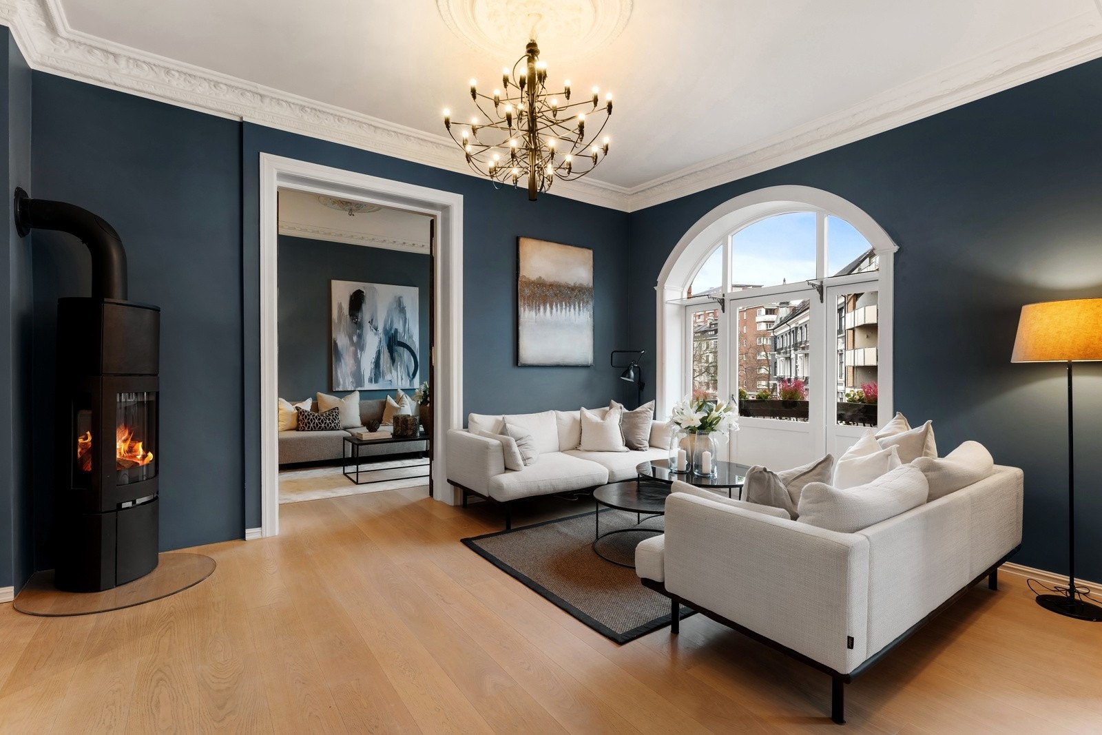 Flott takhøyde på 3 meter og vakker stukkatur/rosett. Galleribilde