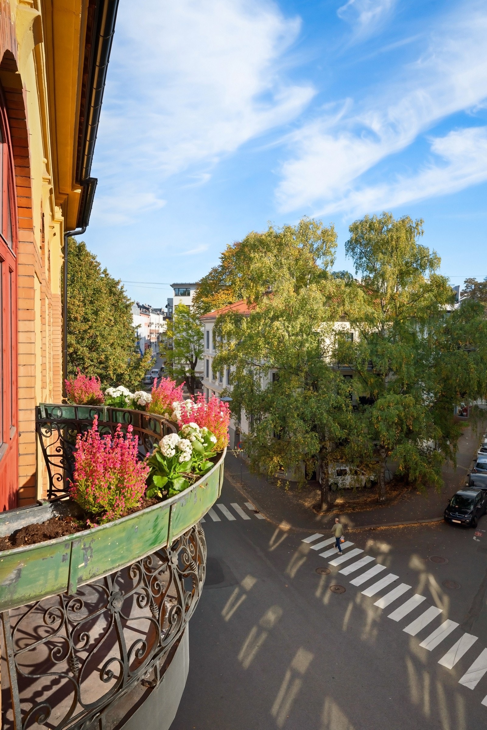 Boligen har en klassisk balkong mot gaten og en stor nyere balkong fra 2019 mot bakgården. Galleribilde