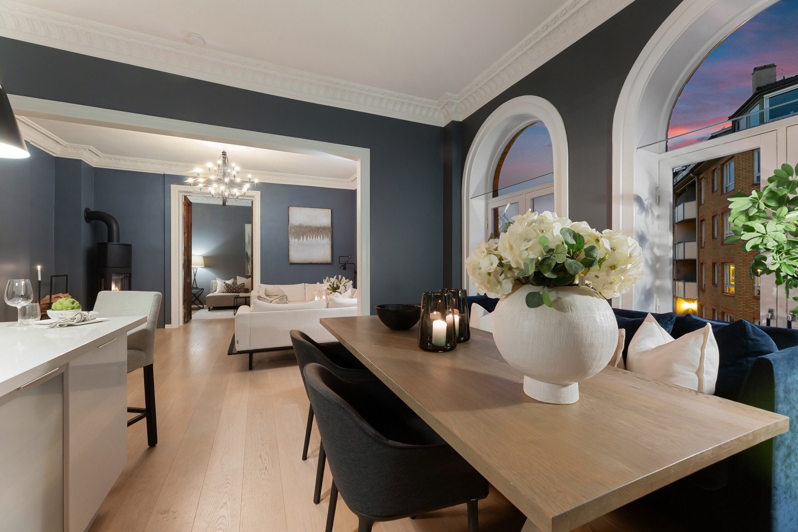 Leiligheten oppleves svært luftig med tre rom i rekke. Galleribilde