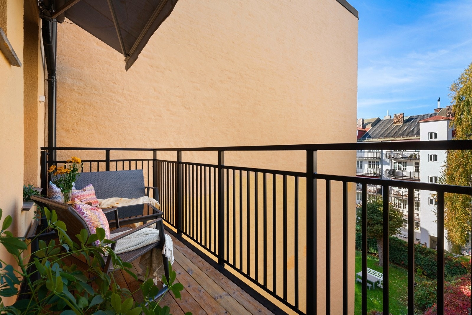 Balkongen har motorisert markise og gode solforhold. Galleribilde