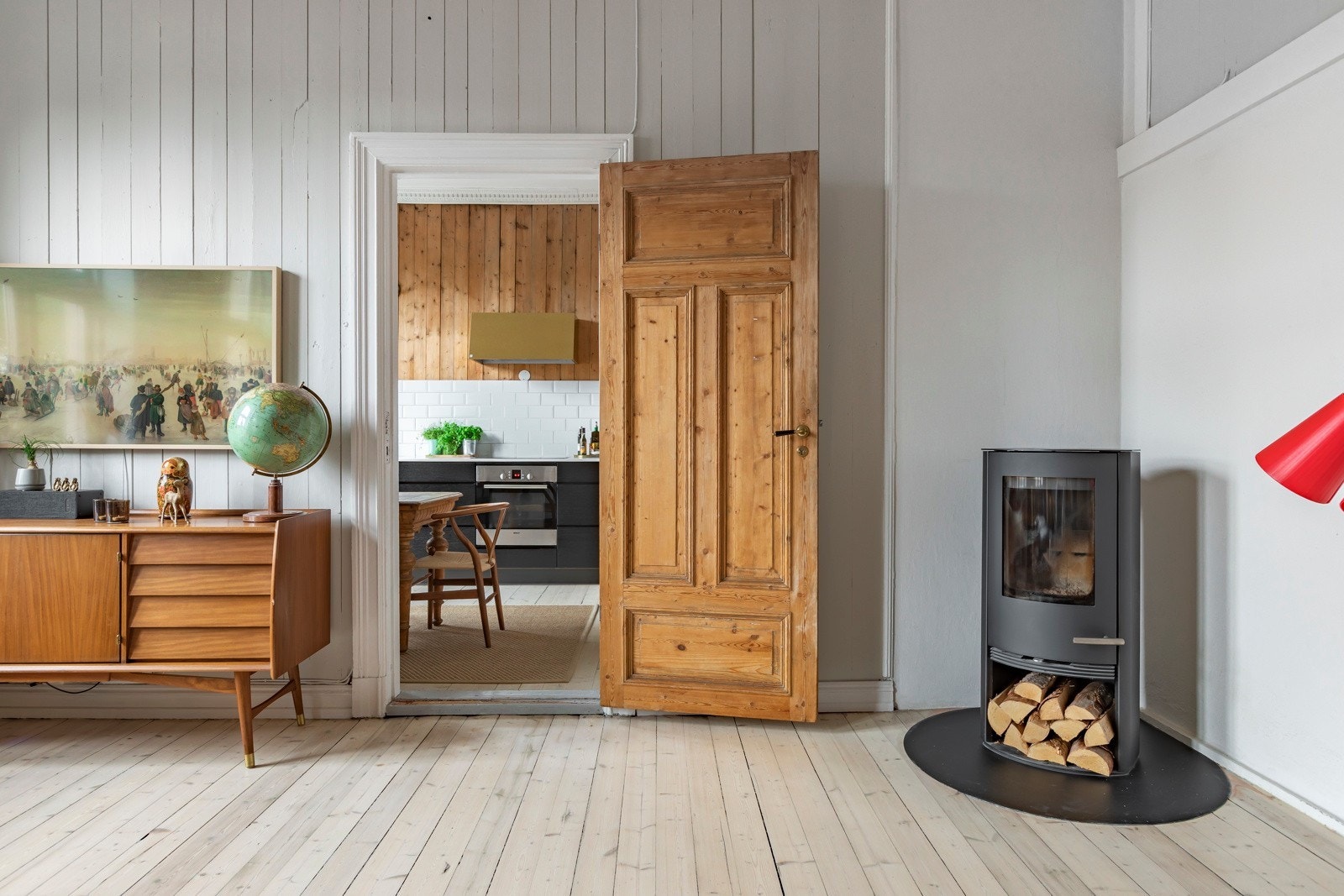 Stuen har hyggelig peisovn som varmer godt Galleribilde