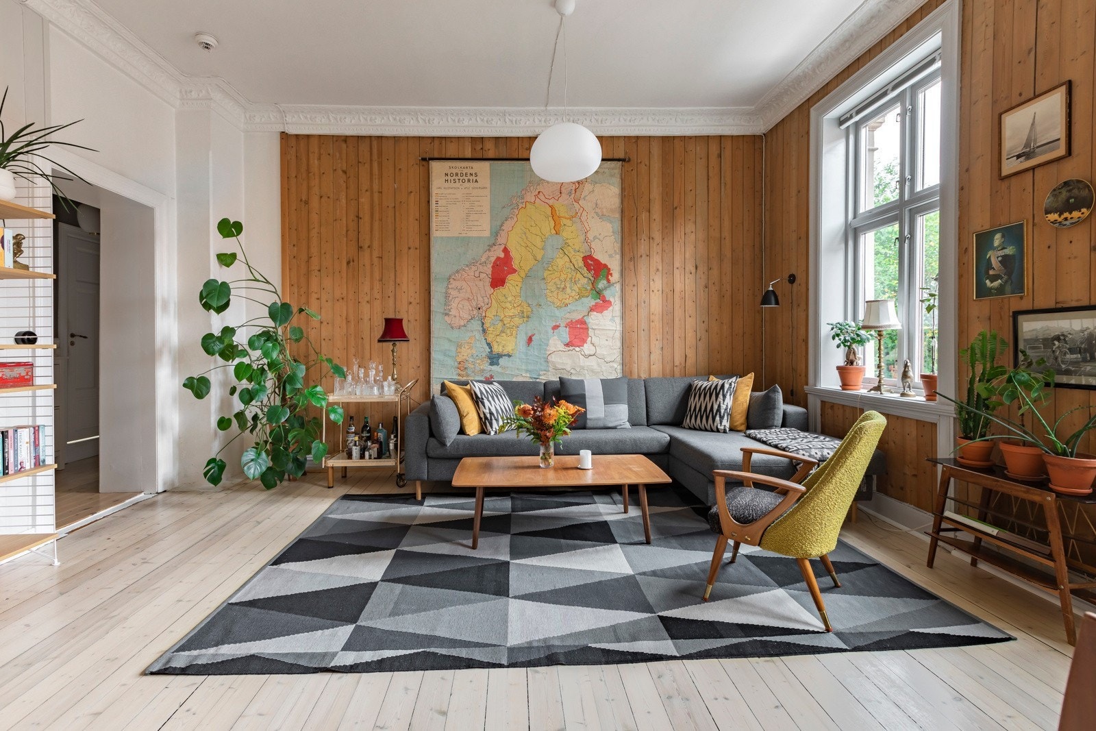 Leiligheten er gjennomgående, har god takhøyde og nydelig stukkatur Galleribilde