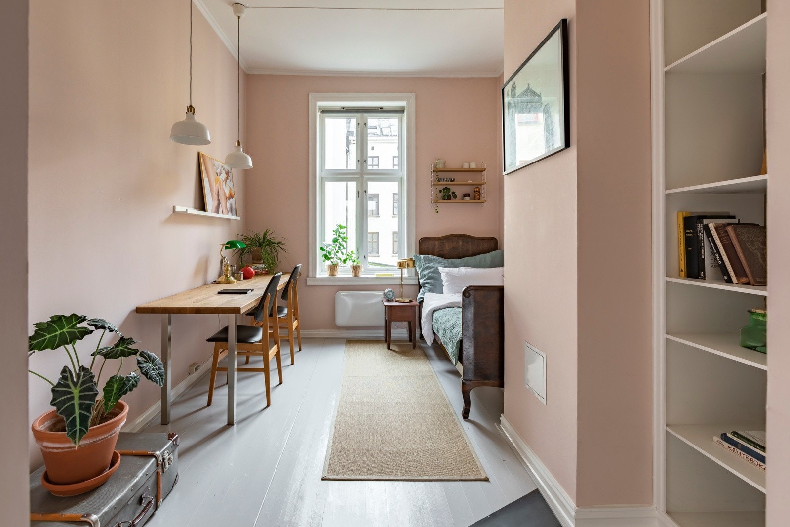 Soverom 2 er også romslig og har innebygget bokhylle Galleribilde