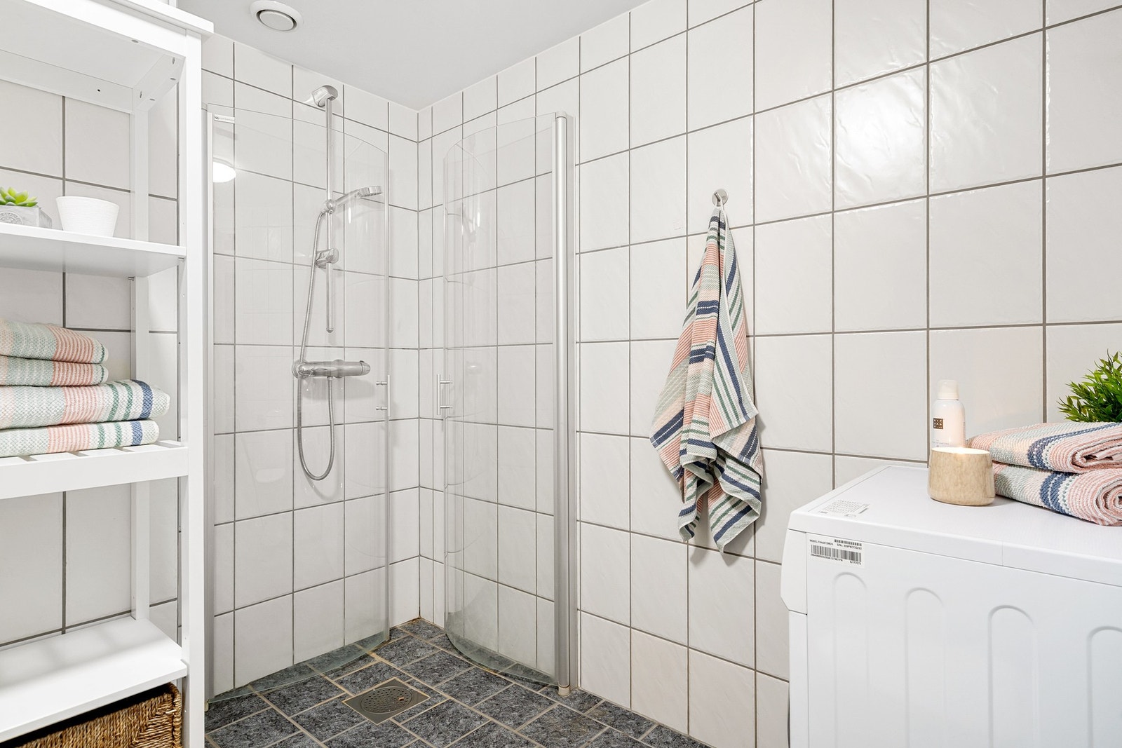 Varme i gulv, dusjhjørne og lys baderomsinnredning. Galleribilde