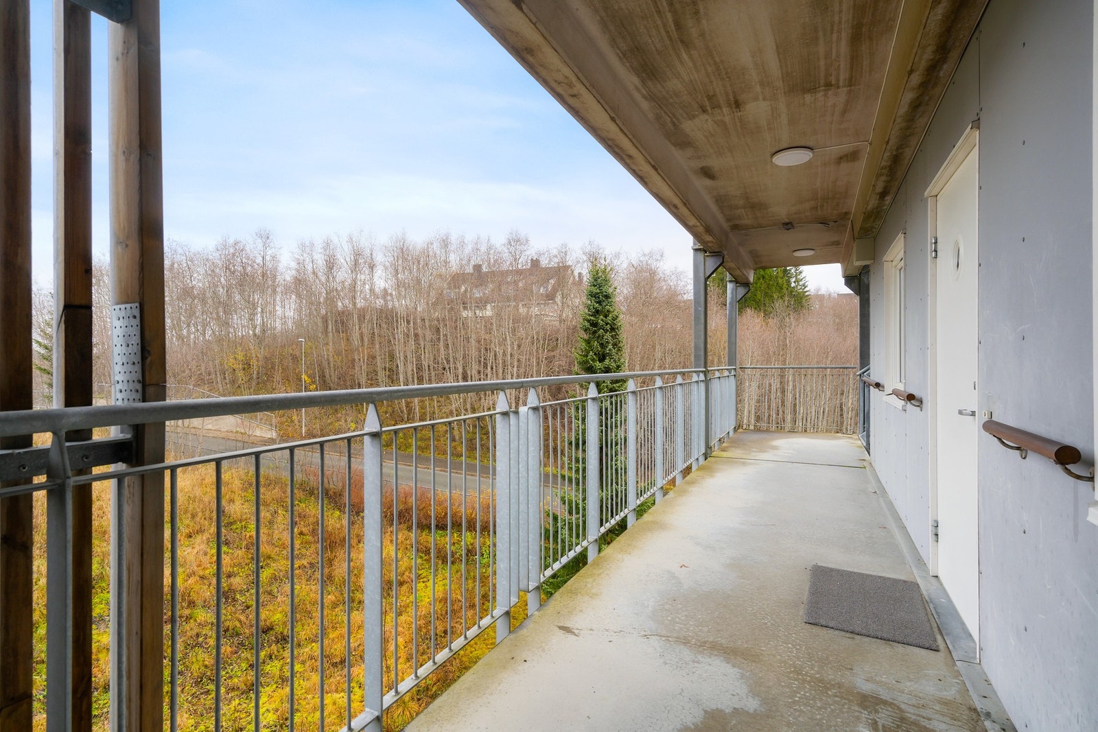 Det medfølger fast parkeringsplass i felles garasjeanlegg. Det er heis i bygget. Galleribilde
