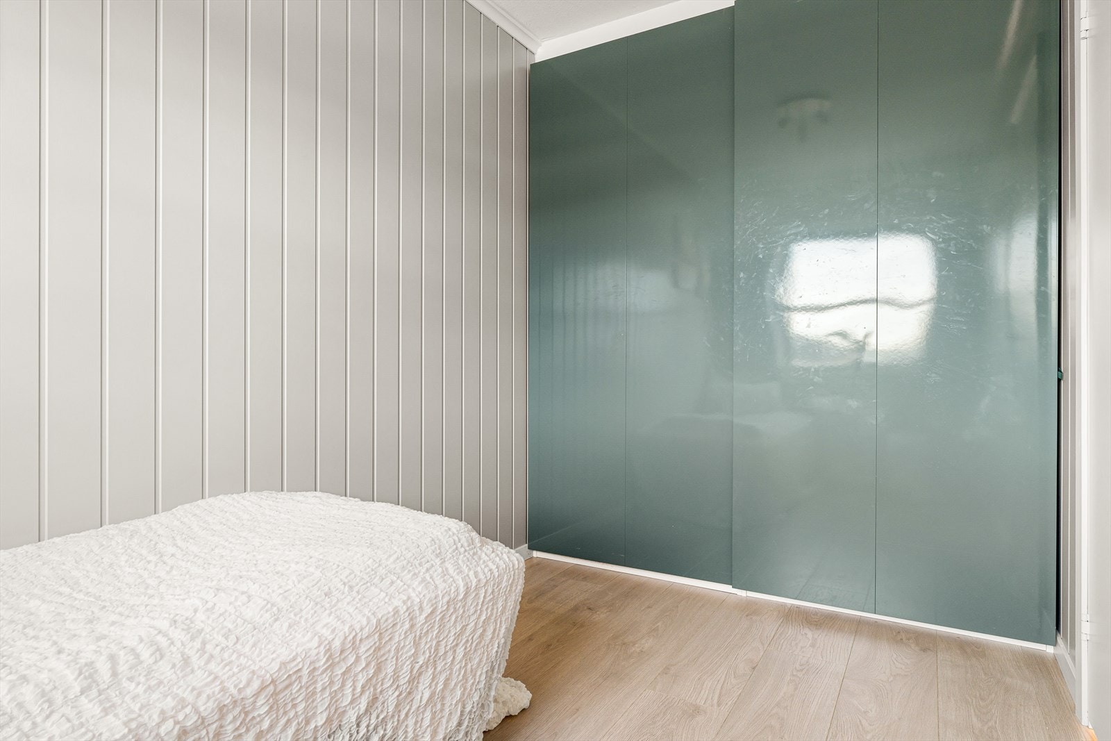 Det er innredet med en romslig garderobe. Galleribilde