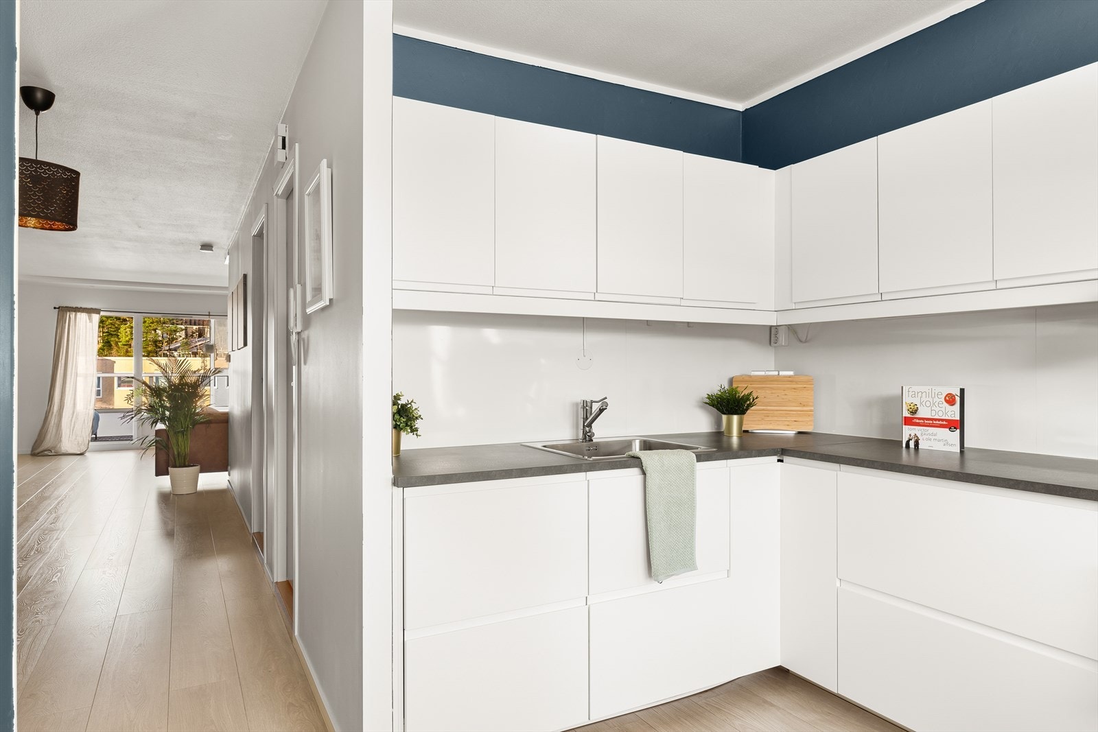 Det er delvis åpen løsning mellom stue og kjøkken. Galleribilde