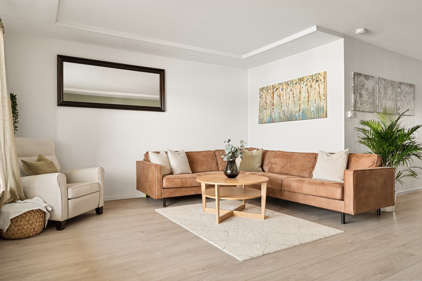 Leiligheten har en lys og innbydende stue, med pene overflater som skaper et moderne preg. Galleribilde