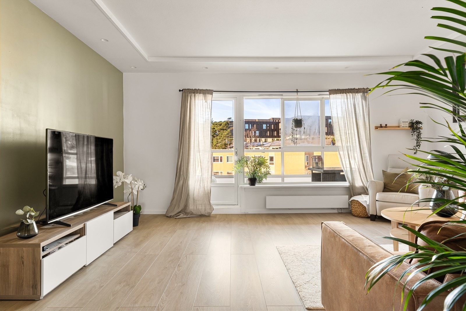 De store vindusflatene slipper inn godt med lys og skaper en luftig romfølelse. Galleribilde