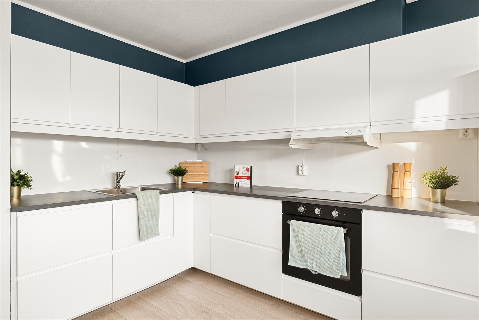 Stilren kjøkkeninnredning fra 2018. Galleribilde